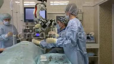 手术室的一组外科医生用外科显微镜对<strong>耳鼻喉</strong>科器官进行显微手术